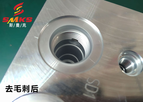 液壓閥塊內(nèi)部貫通孔去毛刺，這種<a href='http://zbtfhgsb.com' target='_blank'><u>流體拋光機(jī)</u></a>你一定沒(méi)見(jiàn)過(guò)！